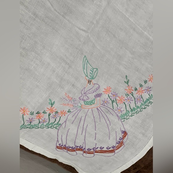 Embroidered Bonnet Girl dress flowered linen tablecloth large square - Picture 5 of 6